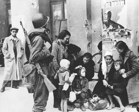 warsaw_1939_refugees_and_soldier.jpg